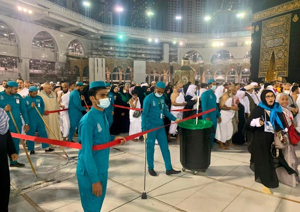 Des travailleurs sanitaires portant des masques protecteurs nettoient le complexe de la Grande Mosquée de La Mecque le 27 février 2020. Des travailleurs sanitaires portant des masques protecteurs nettoient le complexe de la Grande Mosquée de La Mecque le 27 février 2020.