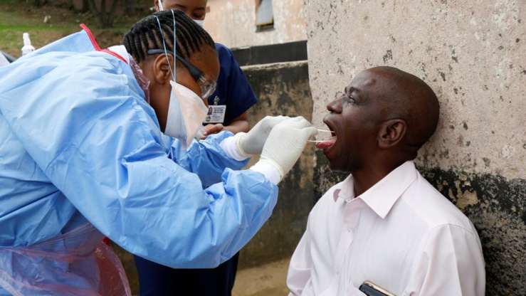 Le dépistage des symptômes de COVID-19 et l'auto-quarantaine sont efficaces pour empêcher les personnes malades de propager le coronavirus. Le dépistage des symptômes de COVID-19 et l'auto-quarantaine sont efficaces pour empêcher les personnes malades de propager le coronavirus.