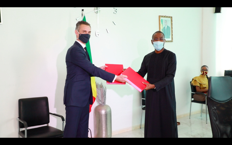 Echange de document entre le ministre sénégalais en charge de l'Economie (droite) et le directeur général de l'AFD (gauche) après la signature des prêts et subventions de financement liés au covid19. Echange de document entre le ministre sénégalais en charge de l'Economie (droite) et le directeur général de l'AFD (gauche) après la signature des prêts et subventions de financement liés au covid19.