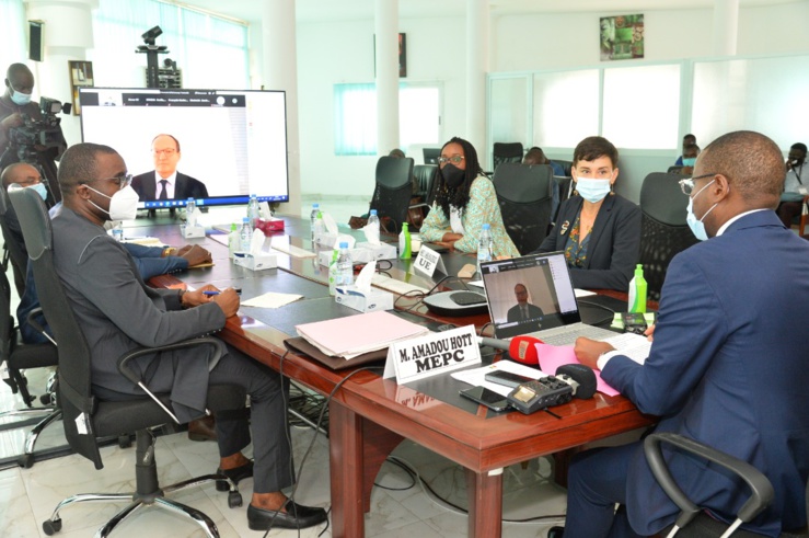 Amadou Hott, ministre de l’Économie, du Plan et de la Coopération et Ambroise Fayolle, vice-président de la Banque européenne d’investissement chargé des opérations en Afrique ont officialisé, aujourd’hui, un prêt concessionnel de 49 milliards de FCFA  à la République du Sénégal.