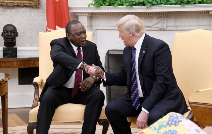 Le président Donald Trump serre la main du président kényan Uhuru Kenyatta lors d'une réunion bilatérale dans le bureau ovale de la Maison Blanche en août 2018. Le président Donald Trump serre la main du président kényan Uhuru Kenyatta lors d'une réunion bilatérale dans le bureau ovale de la Maison Blanche en août 2018.