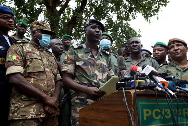 Le chef d'état-major adjoint de l'armée de l'air malienne Ismael Wague (au centre) s'exprime lors d'une conférence de presse le 19 août 2020.