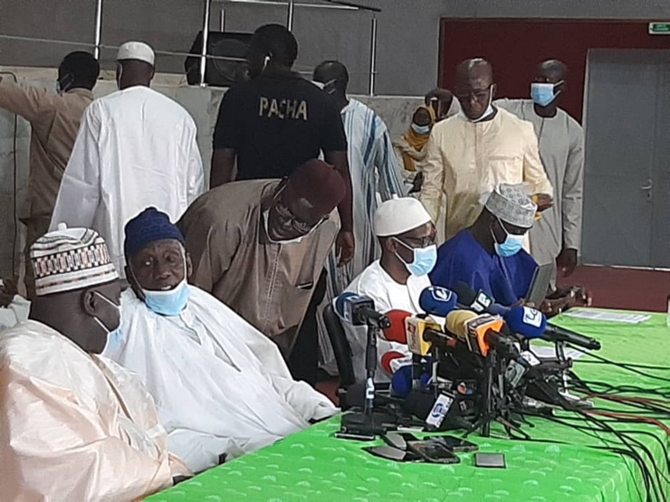 Déclaration du Khalif général des Tidianes prononcées par Serigne Babacar Sy Dabakh au milieu. Déclaration du Khalif général des Tidianes prononcées par Serigne Babacar Sy Dabakh au milieu.