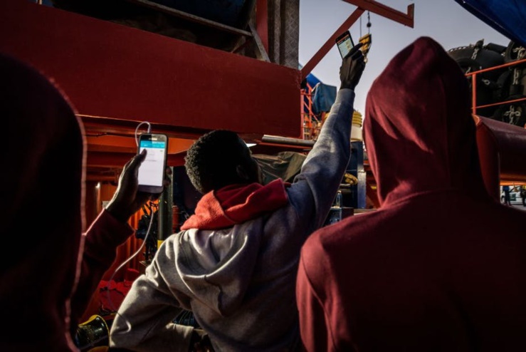 Les migrants essaient d'avoir un réseau sur leurs téléphones à Algésiras, en Espagne. Photo par Ignacio Marin / Agence Anadolu / Getty Images Les migrants essaient d'avoir un réseau sur leurs téléphones à Algésiras, en Espagne. Photo par Ignacio Marin / Agence Anadolu / Getty Images