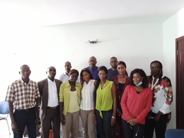 Photo de groupe de jeunes étudiants outillés en gestion de caisse et environnement bancaire par la Fondation Pathfinder.