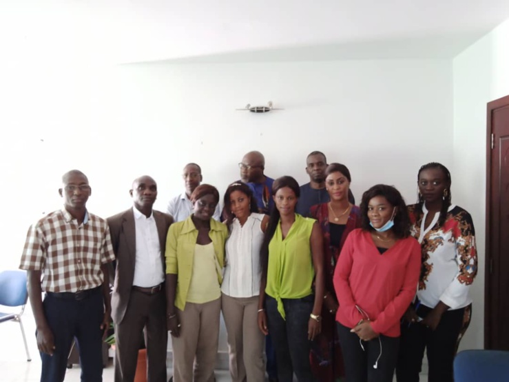 Photo de groupe de jeunes stagiaires sur la gestion de caisse organisé par la Fondation Pathfinder.