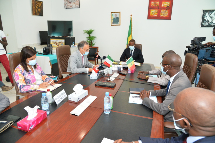 Cérémonie de la signature de la convention de financement du PAREM. Cérémonie de la signature de la convention de financement du PAREM.