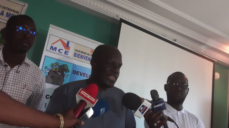 Alassane Lo au micro expliquant aux journalistes les solutions au problème de l'échec des jeunes entrepreneurs. Alassane Lo au micro expliquant aux journalistes les solutions au problème de l'échec des jeunes entrepreneurs.
