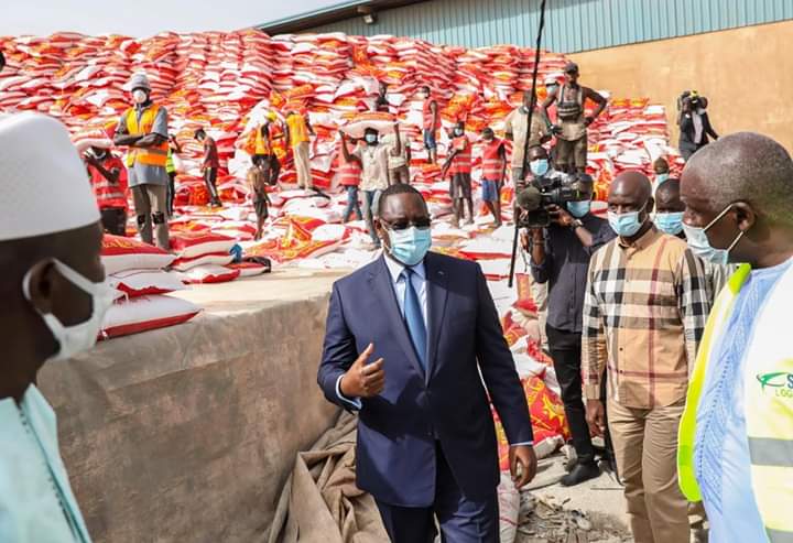 Macky Sall réceptionne un lot de vivre dans le cadre du programme de résilience économique et social.