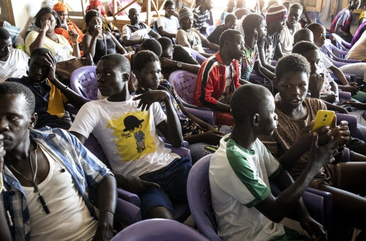 Des jeunes pêcheurs se réunissent, le 17 novembre 2020 à Mbour (un des plus grands lieux de départ des migrants clandestins) avec des politiciens pour discuter des moyens de créer des emplois afin de prévenir l'émigration irrégulière. John Wessels/AFP