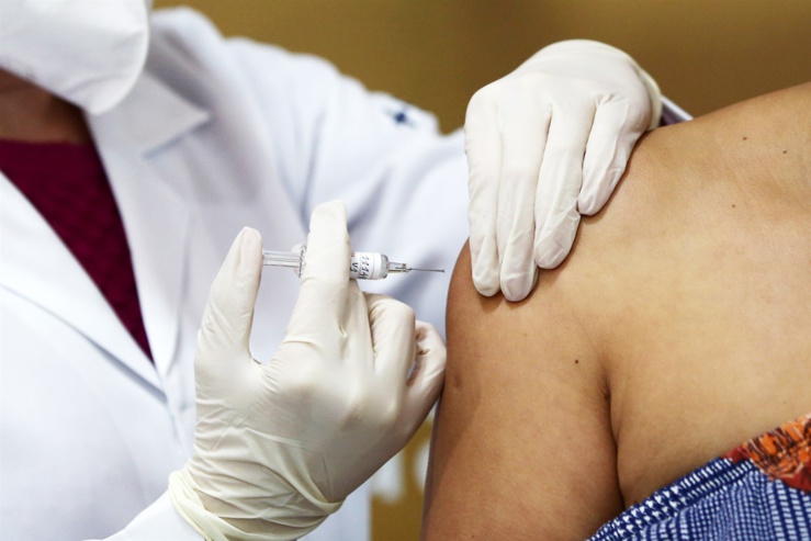 Une infirmière administre le vaccin chinois Sinovac, un vaccin potentiel pour Covid-19, à un volontaire de l'hôpital São Lucas de Porto Alegre, au Brésil, le 8 août.Dossier Diego Vara / Reuters Une infirmière administre le vaccin chinois Sinovac, un vaccin potentiel pour Covid-19, à un volontaire de l'hôpital São Lucas de Porto Alegre, au Brésil, le 8 août.Dossier Diego Vara / Reuters