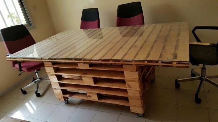 Mobilier de bureau artisanal du Sénégal.