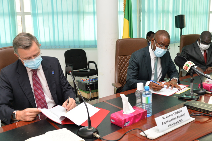 Signature d'une convention de financement du programme conjoint sahel entre Amadou Hott, ministre sénégalais de l’Economie, du Plan et de la Coopération et Benoit Thierry, représentant du Fonds international de développement agricole (Fida) Signature d'une convention de financement du programme conjoint sahel entre Amadou Hott, ministre sénégalais de l’Economie, du Plan et de la Coopération et Benoit Thierry, représentant du Fonds international de développement agricole (Fida)