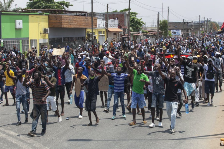 Les jeunes Angolais protestent pour de meilleures conditions de vie dans la capitale Luanda en 2020. EFE-EPA Les jeunes Angolais protestent pour de meilleures conditions de vie dans la capitale Luanda en 2020. EFE-EPA