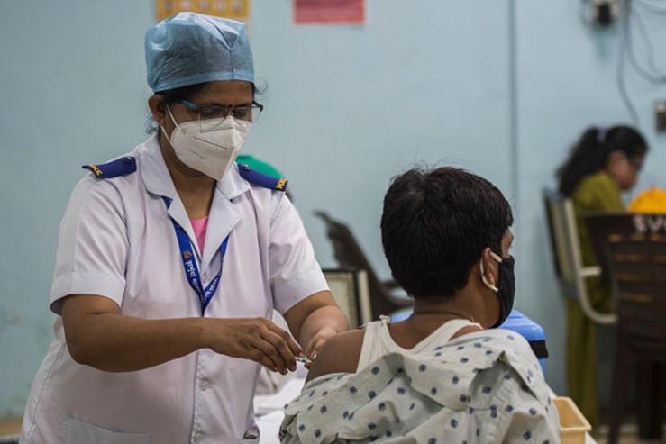 Un médecin administre un vaccin COVID-19 à Mumbai. L'Inde et l'Afrique du Sud ont mené des efforts pour obtenir une dérogation sur les droits de propriété intellectuelle. Pratik Chorge / Hindustan Times via Getty Images Un médecin administre un vaccin COVID-19 à Mumbai. L'Inde et l'Afrique du Sud ont mené des efforts pour obtenir une dérogation sur les droits de propriété intellectuelle. Pratik Chorge / Hindustan Times via Getty Images