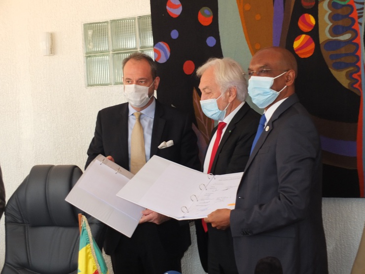 A droite, Mountaga Sy, Dg Apix en compagnie de Gérard Senac, Dg Eiffage Sénégal. A droite, Mountaga Sy, Dg Apix en compagnie de Gérard Senac, Dg Eiffage Sénégal.