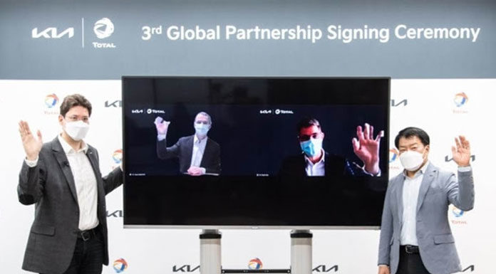 De gauche à droite : Pablo Martinez, Vice-Président, Directeur de la division Après-vente et Expérience clients chez Kia Corporation, Jean Parizot, Directeur Automotive chez Total Lubrifiants, Jean-François Thouin, Adjoint au Chef du Département Constructeurs chez Total Lubrifiants, Andy KIM, Vice-Président, Chef du département Expérience Client chez Kia Corporation De gauche à droite : Pablo Martinez, Vice-Président, Directeur de la division Après-vente et Expérience clients chez Kia Corporation, Jean Parizot, Directeur Automotive chez Total Lubrifiants, Jean-François Thouin, Adjoint au Chef du Département Constructeurs chez Total Lubrifiants, Andy KIM, Vice-Président, Chef du département Expérience Client chez Kia Corporation