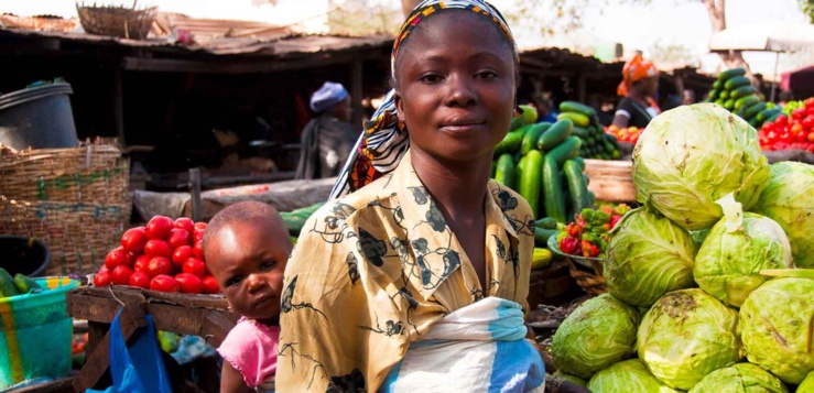 Une femme au marché. Une femme au marché.