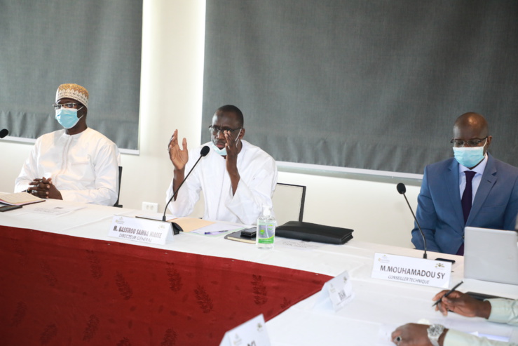 Au milieu, le directeur général de la Dgid, Bassirou Samba Niasse, s'exprimant lors de la signature des contrats d'objectif et de performance avec les directeurs et chefs de bureaux de sa tutelle. Au milieu, le directeur général de la Dgid, Bassirou Samba Niasse, s'exprimant lors de la signature des contrats d'objectif et de performance avec les directeurs et chefs de bureaux de sa tutelle.
