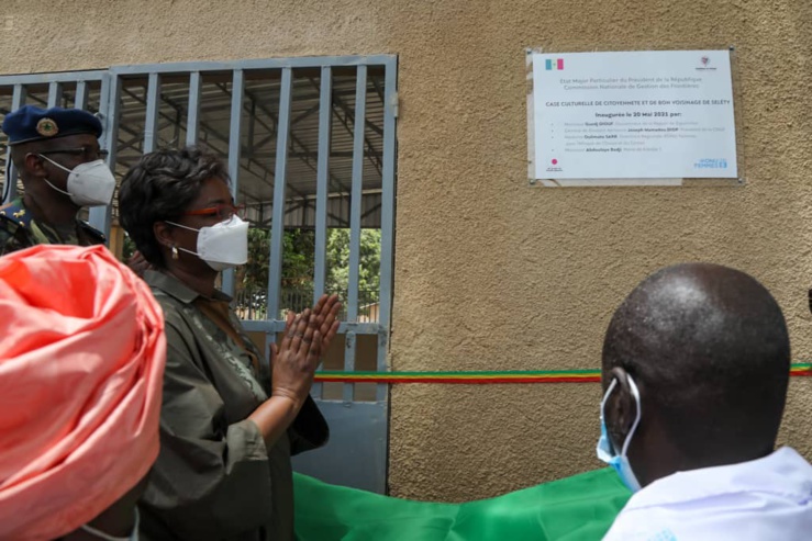 Tout comme une autre Case inaugurée à Sory Male, dans le Nord, celle de Séléty se veut être un espace de dialogue permettent aux communautés des deux côtés de la frontière de se rassembler et trouver ensemble des solutions en vue de maintenir la paix et la sécurité. Tout comme une autre Case inaugurée à Sory Male, dans le Nord, celle de Séléty se veut être un espace de dialogue permettent aux communautés des deux côtés de la frontière de se rassembler et trouver ensemble des solutions en vue de maintenir la paix et la sécurité.