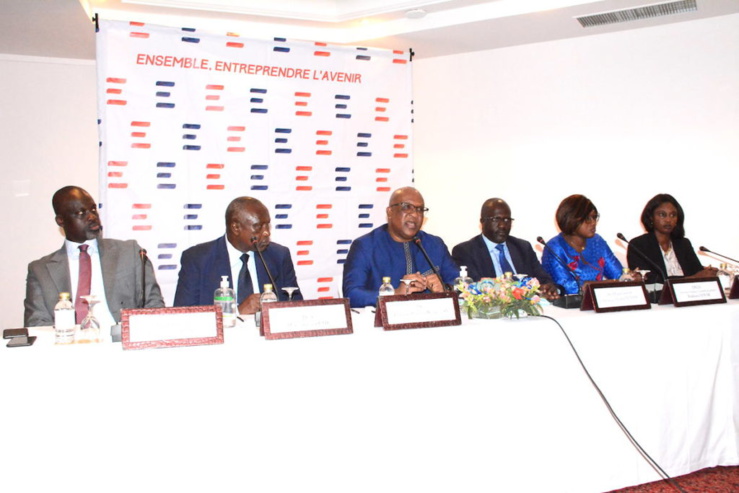 Au milieu et en bleu, Thierno Seydou Nourou Sy, Dg de la Bnde, en compagnie de ses co-équipiers.,