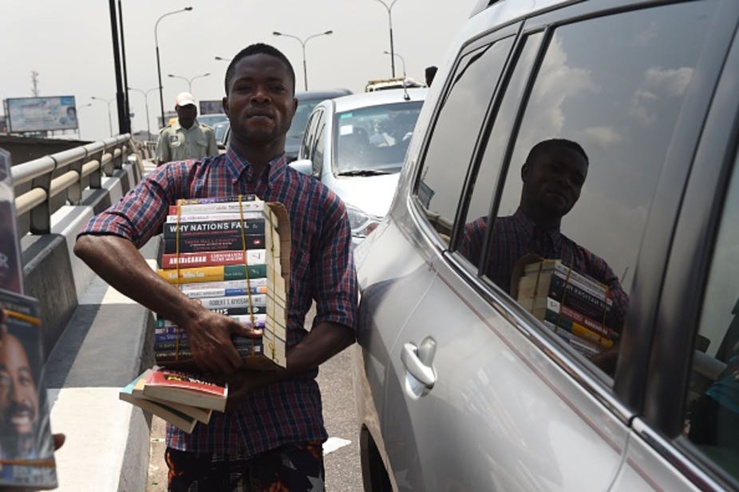 Des millions de jeunes Nigérians vivent dans les rues de Lagos et survivent grâce au commerce de rue. Pie Utomi EkpeI/AFP via Getty Images Des millions de jeunes Nigérians vivent dans les rues de Lagos et survivent grâce au commerce de rue. Pie Utomi EkpeI/AFP via Getty Images