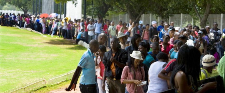 Les jeunes attendent de s'inscrire dans une université sud-africaine en 2012. Ils subissent de plein fouet un taux de chômage élevé. Photo de Foto24/Gallo Images/Getty Images Les jeunes attendent de s'inscrire dans une université sud-africaine en 2012. Ils subissent de plein fouet un taux de chômage élevé. Photo de Foto24/Gallo Images/Getty Images