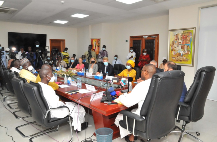 Cérémonie de signature des contrats d’aide financière relatifs à la Facilité de croissance PME . Cérémonie de signature des contrats d’aide financière relatifs à la Facilité de croissance PME .