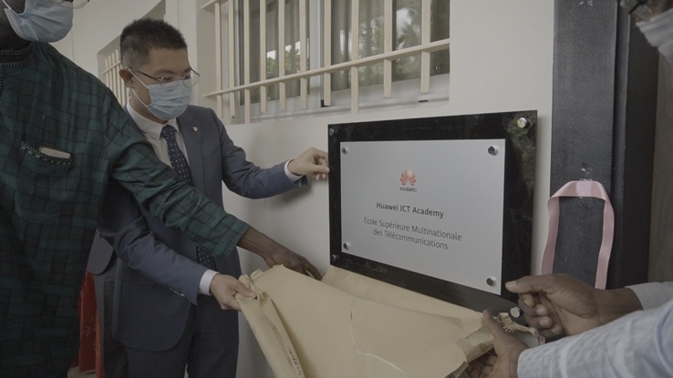 Inauguration du laboratoire Huawei Ict Academy de l'ESMT par le Directeur des relations publiques de Huawei Sénégal, Cédric Yang. .