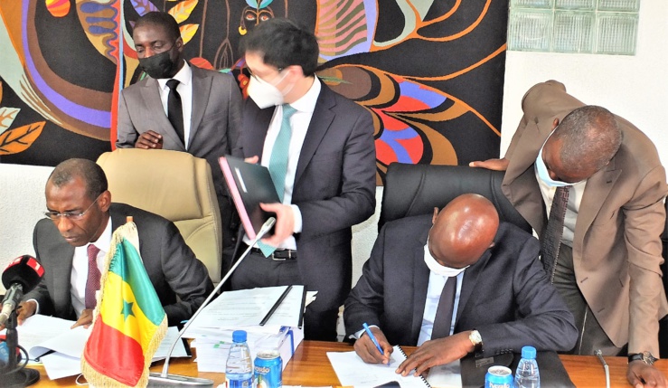Cérémonie de signature de nouveaux accords relatifs à la la renégociation des contrats de concession de l’autoroute à péage dakar-diamniadio-aibd avec le concessionnaire secca.