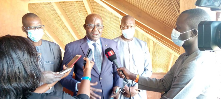 Au milieu, le Président de la CRSE, Ibrahima Amadou Sarr, s'exprimant sur les réformes du secteur de l'énergie, en compagnie de du Commissaire Moustapha Touré, à droite et du Président du Cojes, Alioune Kane Ndiaye, à gauche. Au milieu, le Président de la CRSE, Ibrahima Amadou Sarr, s'exprimant sur les réformes du secteur de l'énergie, en compagnie de du Commissaire Moustapha Touré, à droite et du Président du Cojes, Alioune Kane Ndiaye, à gauche.