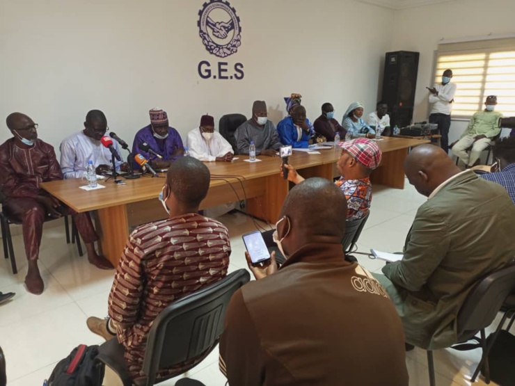 Les Groupements économiques du Sénégal vont saisir le président Macky Sall qu'ils estiment être l'unique recours pour trouver des solutions à la question économique malienne. Les Groupements économiques du Sénégal vont saisir le président Macky Sall qu'ils estiment être l'unique recours pour trouver des solutions à la question économique malienne.