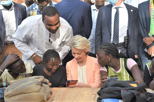 Ursula von der Leyen, présidente de la Commission européenne et Jutta Urpilainen, commissaire européenne pour les Partenariats internationaux, en visite au siège du Consortium Jeunesse Sénégal au Centre leadership Yaakar de Guédiawaye, Sénégal.