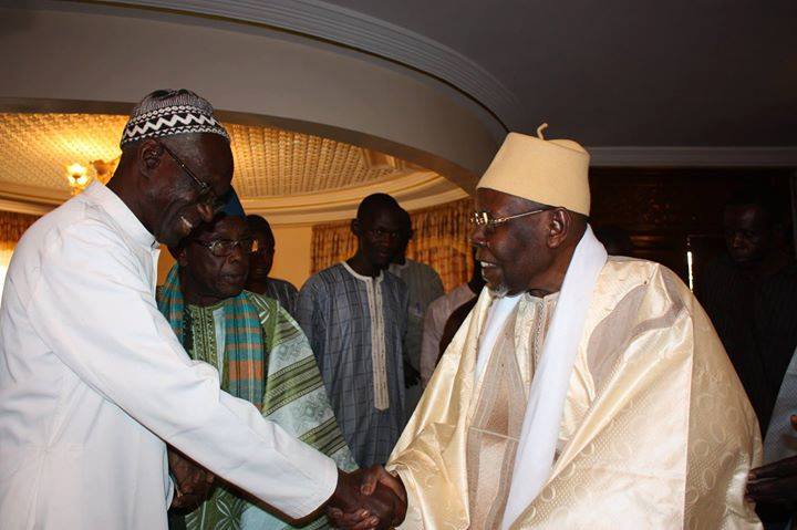 Poignée de main entre Serigne Abdou Aziz Sy Al Amin et Abbé Jack, un signe de vivre ensemble.