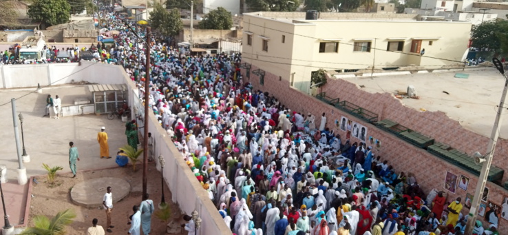 ziarra générale: une foule immense et colorée