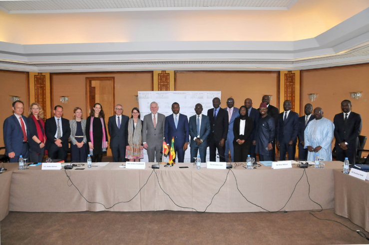 Photo de famille à la suite de l'ouverture officielle du "Dialogue politique sur les réformes" entre les gouvernements sénégalais et allemand.