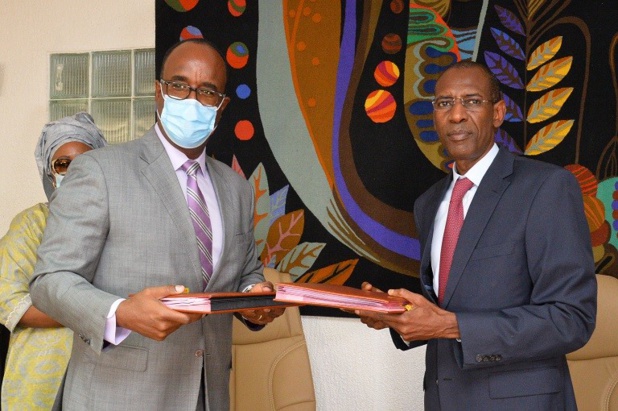 Nathan Belete, à droite, échangeant de documents avec Abdoulaye Daouda Diallo, ministre sénégalais en charge des Finances.