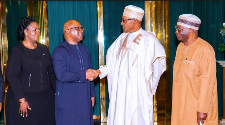 Le président buhari, à droite, saluant le président de l'ABAO, Thierno Seydou Nourou Sy, en caftan bleu.