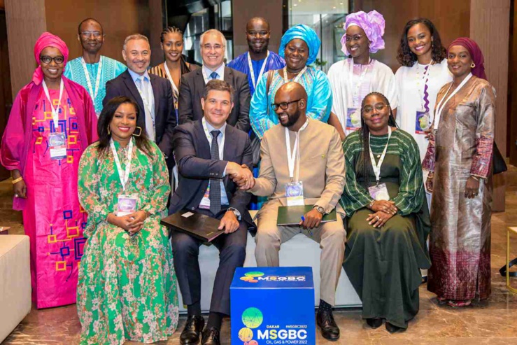 Photo de famille à la suite de la signature d'un protocole d'accord de partenariat entre Technip Energies et Petrosen. Photo de famille à la suite de la signature d'un protocole d'accord de partenariat entre Technip Energies et Petrosen.