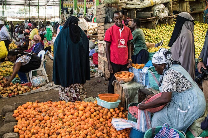 Un commerçant sur un marché de produits frais dans la ville de Nakuru. au Kenya. L'inflation alimentaire a atteint des chiffres à deux chiffres. Photo de James Wakibia/SOPA Images/LightRocket via Getty Images Un commerçant sur un marché de produits frais dans la ville de Nakuru. au Kenya. L'inflation alimentaire a atteint des chiffres à deux chiffres. Photo de James Wakibia/SOPA Images/LightRocket via Getty Images