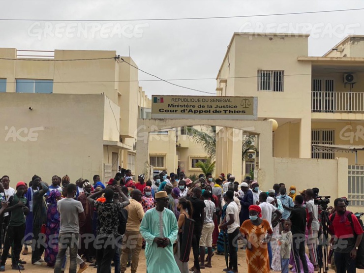 Un grand nombre de résidents de Cayar se sont rassemblés au Tribunal de Grande Instance de Thiès ce jeudi matin, pour montrer leur soutien au collectif face à l’injustice que constitue l’usine de farine de poisson. Un grand nombre de résidents de Cayar se sont rassemblés au Tribunal de Grande Instance de Thiès ce jeudi matin, pour montrer leur soutien au collectif face à l’injustice que constitue l’usine de farine de poisson.