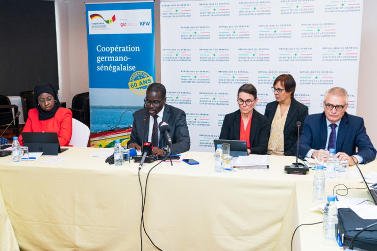 Au micro, le secrétaire général du MEPC ouvrant les travaux dans le cadre des Négociations intergouvernementales avec le Sénégal. Au micro, le secrétaire général du MEPC ouvrant les travaux dans le cadre des Négociations intergouvernementales avec le Sénégal.