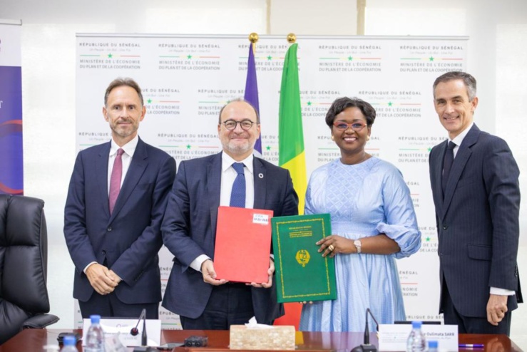 La signature de la convention de financement entre l’AFD et l’Etat du Sénégal s’est déroulée au Ministère de l’Economie, du Plan et de la Coopération en présence de Mme la Ministre, Mme Oulimata Sarr, M. Jean-Marc Pisani, Ambassadeur de l’Union européenne (UE) au Sénégal, M. Philippe LALLIOT, Ambassadeur de France au Sénégal, M. Rémy Rioux,  Directeur général de l’AFD, M. Mihoub Mezouaghi, Directeur de l’AFD à Dakar et M.  Papa Mademba Biteye, Directeur général de la SENELEC. La signature de la convention de financement entre l’AFD et l’Etat du Sénégal s’est déroulée au Ministère de l’Economie, du Plan et de la Coopération en présence de Mme la Ministre, Mme Oulimata Sarr, M. Jean-Marc Pisani, Ambassadeur de l’Union européenne (UE) au Sénégal, M. Philippe LALLIOT, Ambassadeur de France au Sénégal, M. Rémy Rioux,  Directeur général de l’AFD, M. Mihoub Mezouaghi, Directeur de l’AFD à Dakar et M.  Papa Mademba Biteye, Directeur général de la SENELEC.