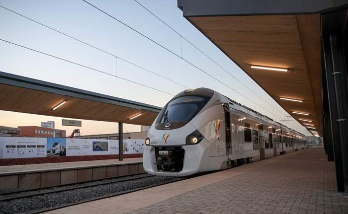 Le Train express régional  de l'agglomération dakaroise,  le train le plus rapide d'Afrique subsaharienne (à égalité avec le Gautrain sud-africain)