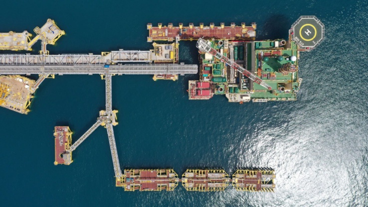 Une vue à vol d'oiseau de la nouvelle plate-forme de quartiers et de services publics installée en toute sécurité sur le site offshore du GTA Une vue à vol d'oiseau de la nouvelle plate-forme de quartiers et de services publics installée en toute sécurité sur le site offshore du GTA