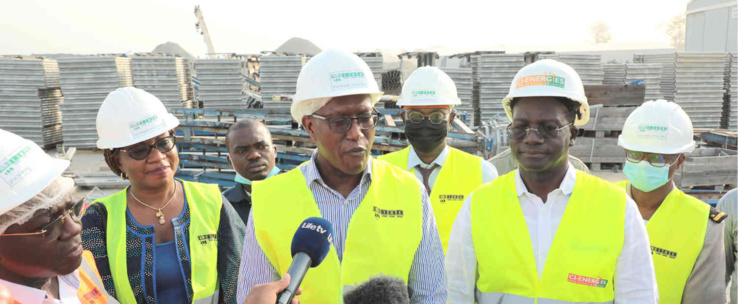 Le vice-président du Groupe de la Banque africaine de développement chargé de l’Électricité, de l’énergie, du climat et de la croissance verte, Kevin Kariuki (au centre), s’adressant aux médias lors d’une viste au site de la centrale hydro-électrique de 44 MW Singrobo-Ahouaty (février 2022)