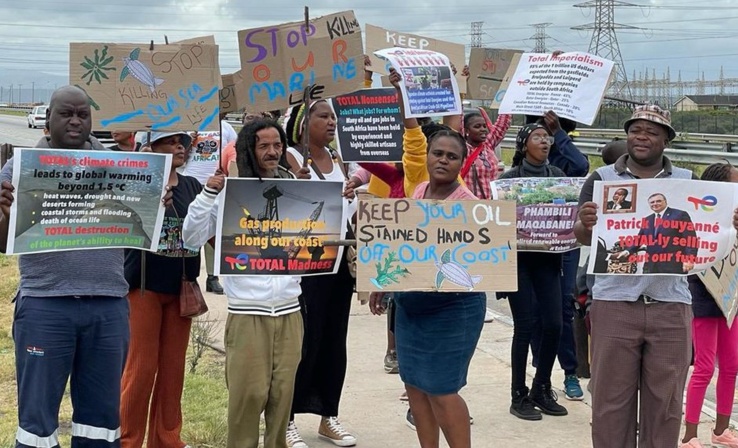 Au Cap, en Afrique du Sud, hier (8 février), The Green Connection - soutenu par plusieurs organisations - a organisé un piquet devant le consulat de France pour demander à TotalEnergies d'arrêter les projets d'exploration et d'extraction de pétrole et de gaz en Afrique du Sud.