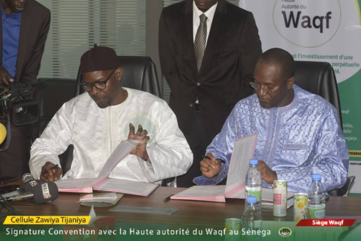 A droite, Monsieur Racine Bâ, Directeur général de la Haute Autorité du Waqf au Sénégal en compagnie de Serigne Abdoul Hamid Sy, Coordinateur de la Cellule Zawiyya Tijjâne procédant à la signature de la Convention de partenariat visant à promouvoir l'inclusion sociale et le Waqf. A droite, Monsieur Racine Bâ, Directeur général de la Haute Autorité du Waqf au Sénégal en compagnie de Serigne Abdoul Hamid Sy, Coordinateur de la Cellule Zawiyya Tijjâne procédant à la signature de la Convention de partenariat visant à promouvoir l'inclusion sociale et le Waqf.