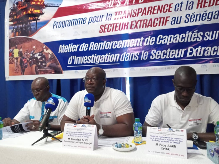 Au milieu, Birahim Seck, coordonnateur du Forum civil s'exprimant lors de l'atelier de renforcement de capacités sur le journalisme d'investigation dans le secteur extractif sénégalais. Au milieu, Birahim Seck, coordonnateur du Forum civil s'exprimant lors de l'atelier de renforcement de capacités sur le journalisme d'investigation dans le secteur extractif sénégalais.
