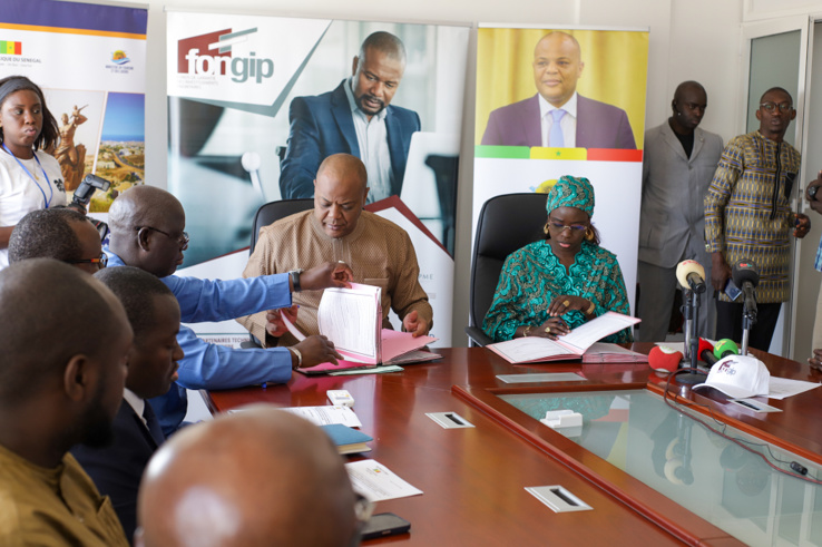 Cérémonie de signature d'une convention de gestion de la ligne de garantie pour l’accès aux crédits hôteliers et touristiques.